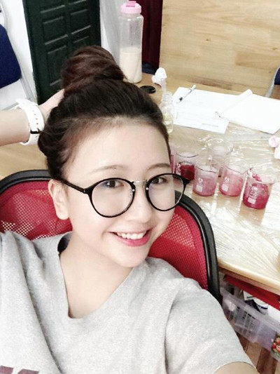 Hạnh shyn xì teen với tóc búi cao và kính mắt tròn xinh xắn