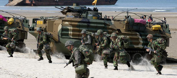 Lực lượng hải quân Hàn Quốc tại bãi biển Anmyeondo, ở tỉnh Chungcheong. Ảnh: Xinhua