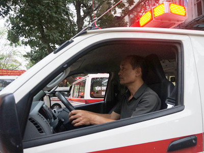 Xe cứu thương xuất phát