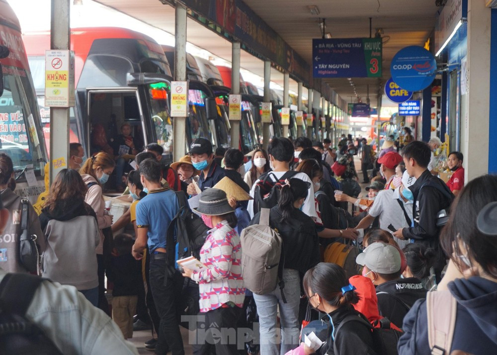 Theo dự báo, trong dịp nghỉ lễ 2/9 sắp tới, lượng hành khách thông qua các bến xe khách liên tỉnh tại địa bàn TPHCM vào khoảng 83.600 hành khách/ngày, tăng 10% so với cùng kỳ năm trước.