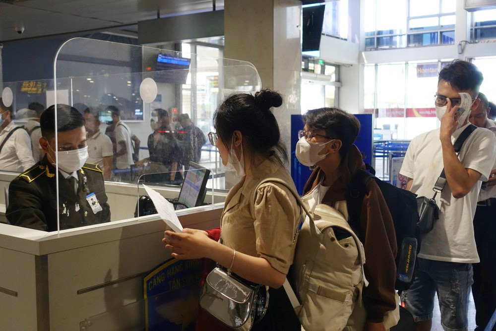Hành khách làm thủ tục tại sân bay Tân Sơn Nhất. Ảnh: Hữu Huy