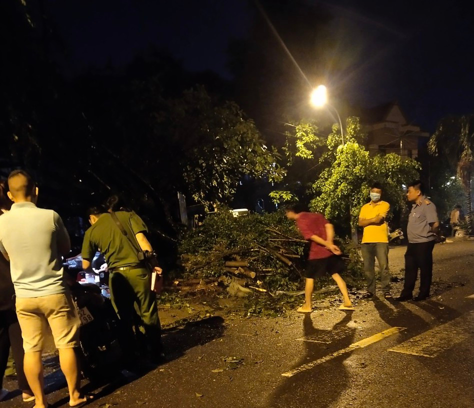 Cơ quan chức năng có mặt khám nghiệm hiện trường vụ việc. Ảnh: CTV. Cơ quan chức năng có mặt khám nghiệm hiện trường vụ việc. Ảnh: CTV.