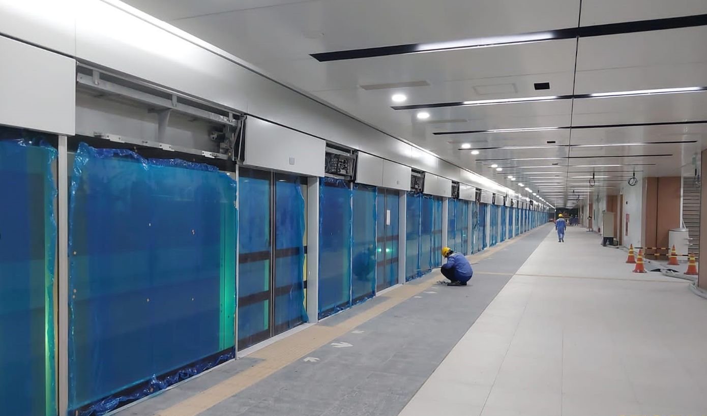 Khác với các ga đoạn trên cao, cửa chắn ke ga trong các ga ngầm được thiết kế cao đụng trần để ngăn bụi từ đường ray không thâm nhập vào khu vực nhà ga (nơi có điều hòa không khí) .