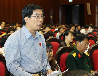 Đại biểu Trần Văn Tấn (đoàn Tiền Giang) phát biểu tại cuộc thảo luận về tình hình kinh tế-xã hội sáng 30-10