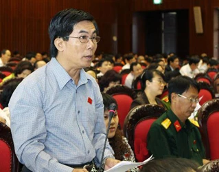 Đại biểu Trần Văn Tấn (đoàn Tiền Giang) phát biểu tại cuộc thảo luận về tình hình kinh tế-xã hội sáng 30-10