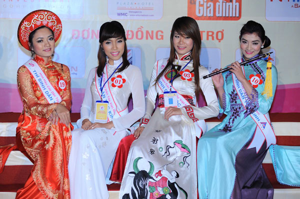 Các thí sinh dân tộc Kinh với những bộ áo dài nhiều màu sắc. Các thí sinh dân tộc Kinh với những bộ áo dài nhiều mầu sắc