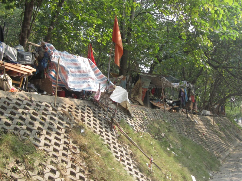 Muốn lên được túp lều phải rất khó khăn vì độ dốc và không có chỗ bám