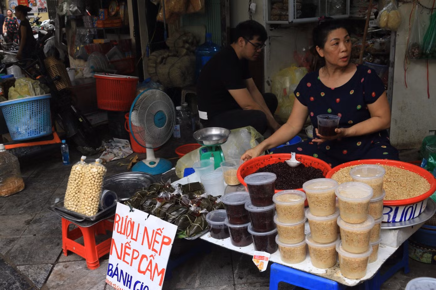 Tất bật chợ sớm sắm Tết Đoan Ngọ ảnh 2