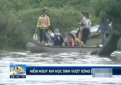 Con đò nhỏ chòng chành trong dòng nước lớn