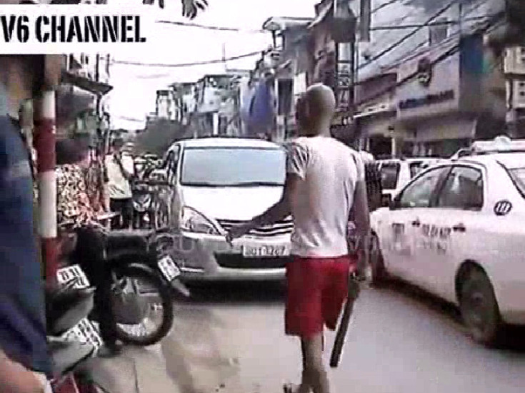 Dùng điếu cày phân làn giao thông. Ảnh chụp từ clip