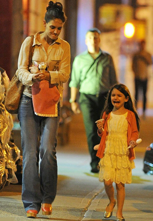 Cách đây không lâu, Suri cũng khóc ăn vạ vì bị mẹ phạt ngay trên phố. Vốn được cưng chiều quá mức nên cô tiểu thư nhà Cruise nhiều khi hờn dỗi vô cớ