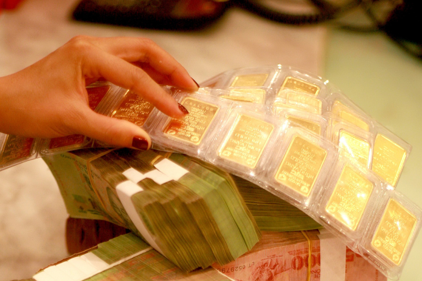 Giá vàng SJC bất ngờ lao dốc. (Ảnh: Như Ý). Giá vàng SJC bất ngờ lao dốc. (Ảnh: Như Ý).