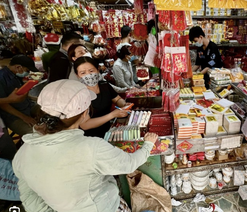 Một số đồ lễ đầu năm cầu may giá bán gấp đôi. Một số đồ lễ đầu năm cầu may giá bán gấp đôi.