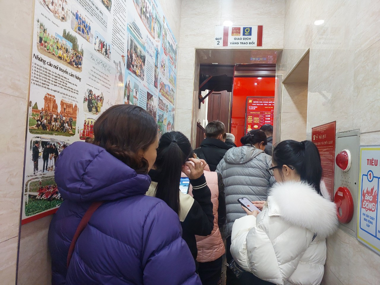 Người dân xếp hàng mua - bán vàng những ngày cận Tết Giáp Thìn. Người dân xếp hàng mua - bán vàng những ngày cận Tết Giáp Thìn.