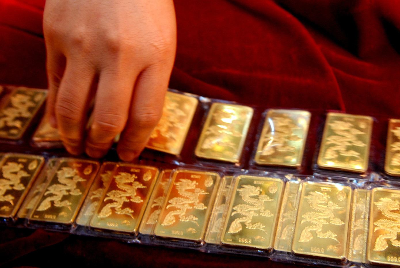 Giá vàng SJC trên thị trường liên tục được điều chỉnh giảm. (Ảnh: Như Ý).