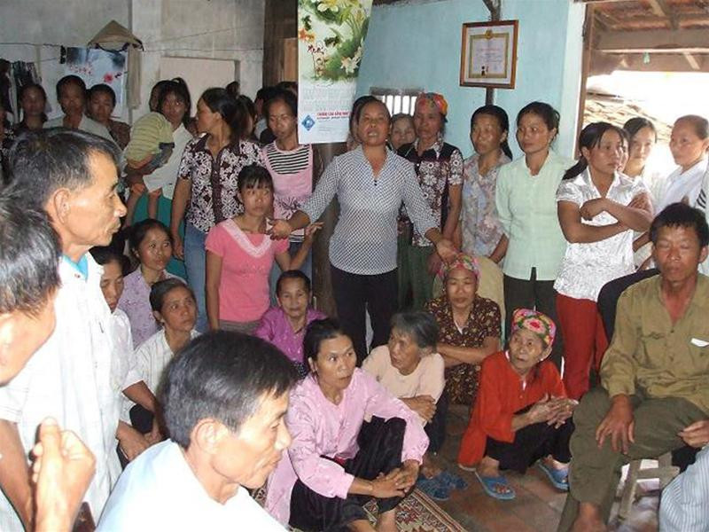 Người dân xóm 3, xã Đức Thanh đang trình bày nỗi bức xúc. Ảnh: Võ Minh Châu