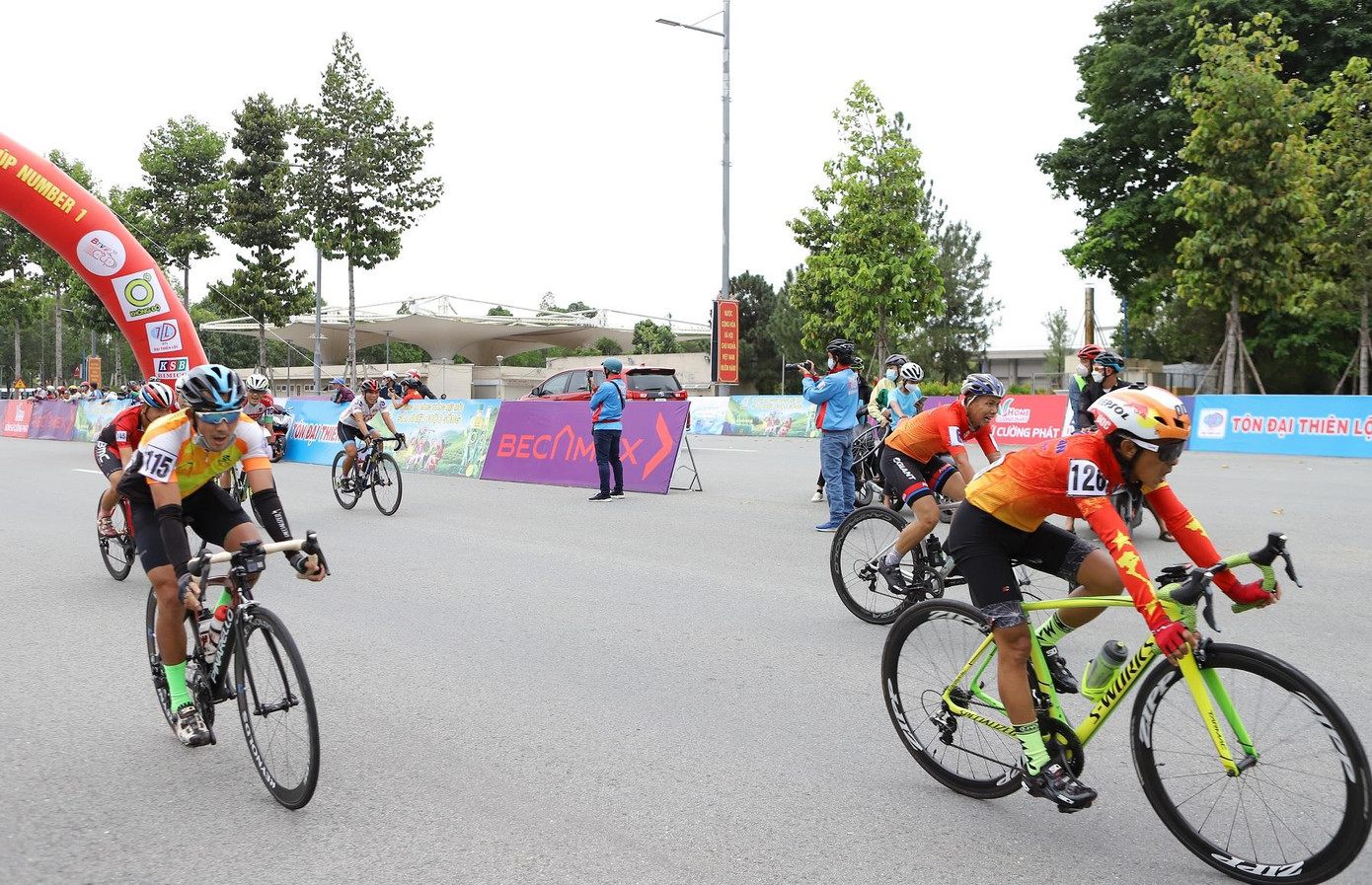 Các tay đua bứt phá về đích Các tay đua bứt phá về đích