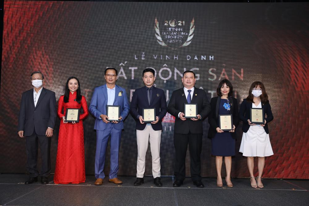 Bà Nguyễn Thị Hương Hoài (thứ hai, từ phải sang trái) - Giám đốc Truyền thông &amp; Marketing Tập đoàn KDI Holdings đại diện Vega City nhận giải Dự án có thiết kế tiêu biểu tại Lễ vinh danh Bất động sản tiêu biểu 2021.