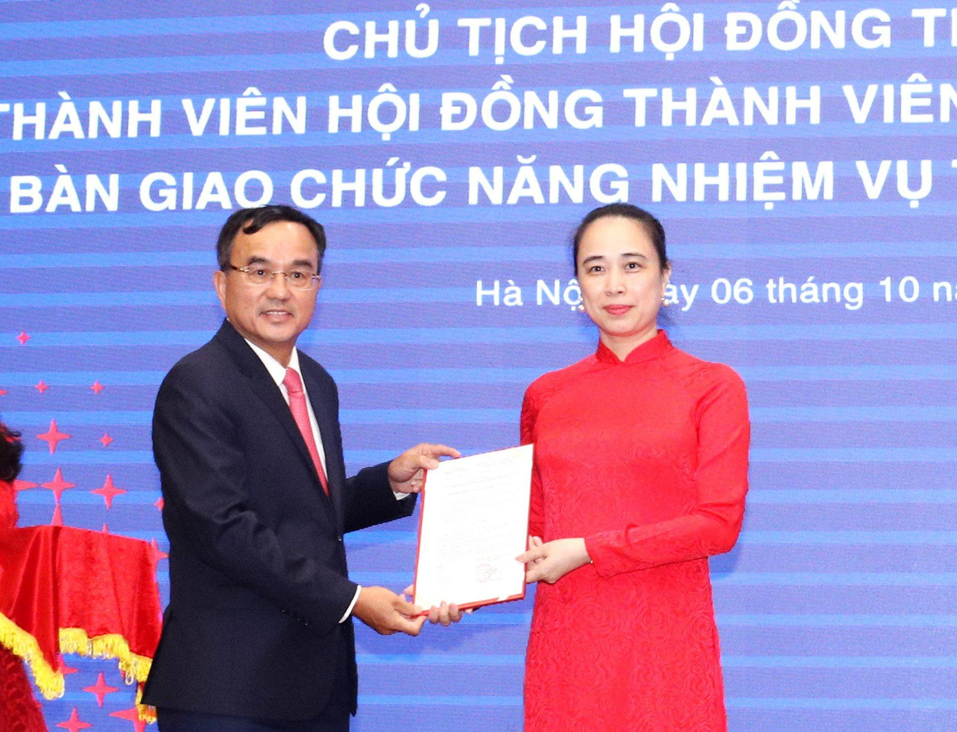 Ông Dương Quang Thành - Chủ tịch HĐTV EVN trao quyết định bổ nhiệm Chủ tịch HĐTV EVNNPC cho bà Đỗ Nguyệt Ánh