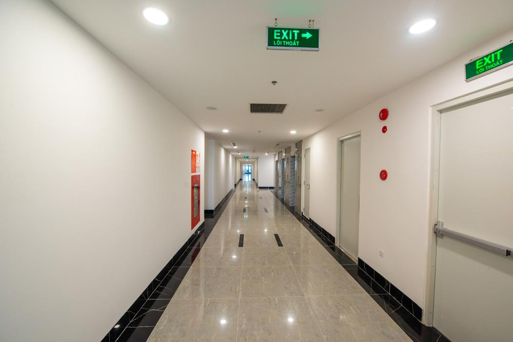 Tại hành lang bố trí nhiều cửa thoát hiểm, công cụ PCCC và hệ thống thang máy thông minh