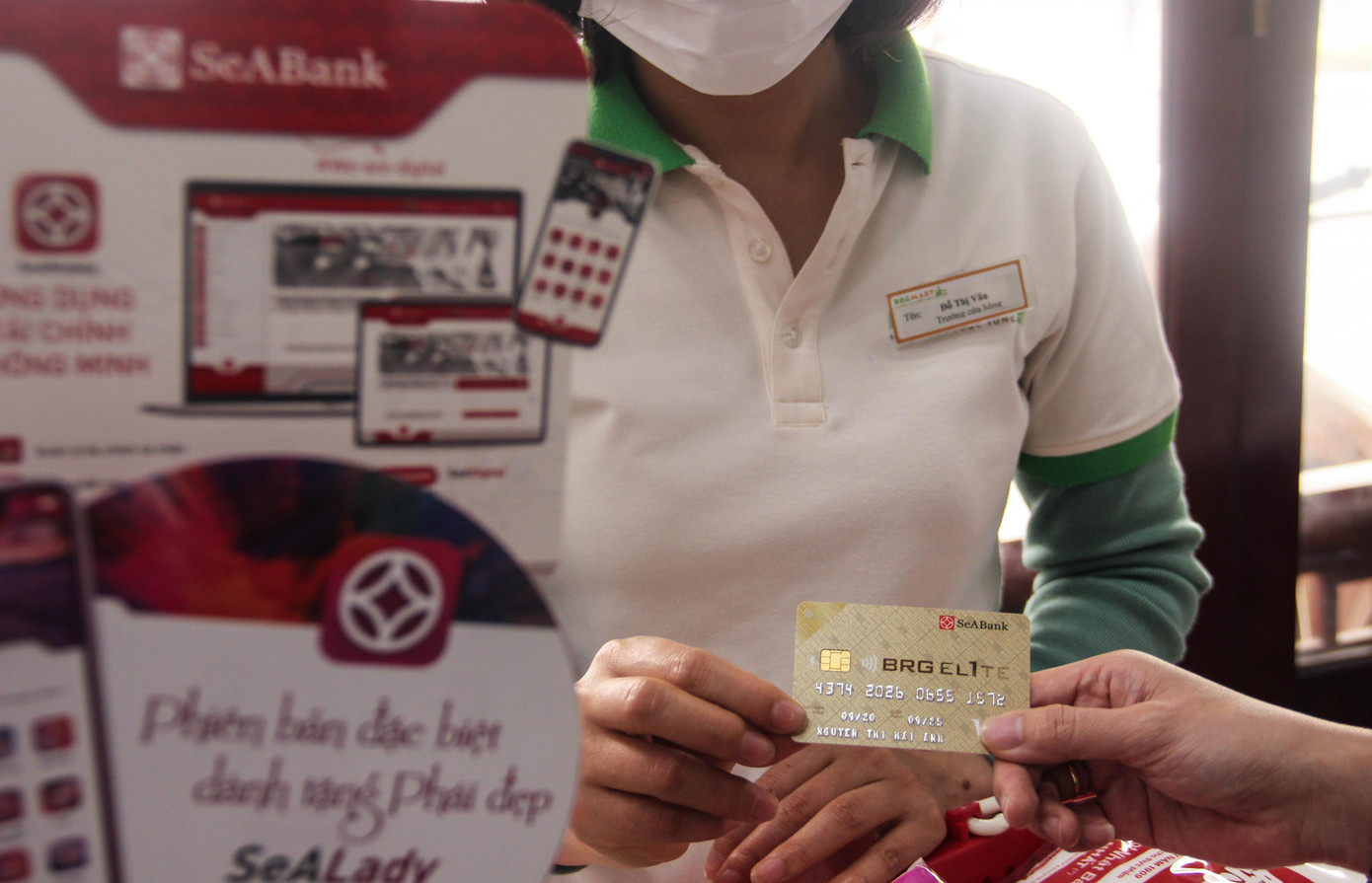 Xu hướng thanh toán không dùng tiền mặt được người tiêu dùng ưa chuộng sử dụng từ khi đại dịch COVID – 19 xuất hiện Xu hướng thanh toán không dùng tiền mặt được người tiêu dùng ưa chuộng sử dụng từ khi đại dịch COVID – 19 xuất hiện