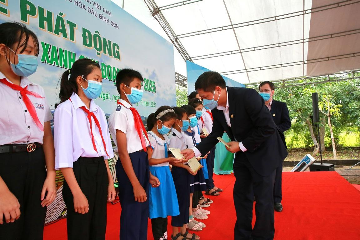 BSR trao 60 suất học bổng cho các em học sinh nghèo vượt khó vươn lên trong học tập trên địa bàn xã Tịnh Khê