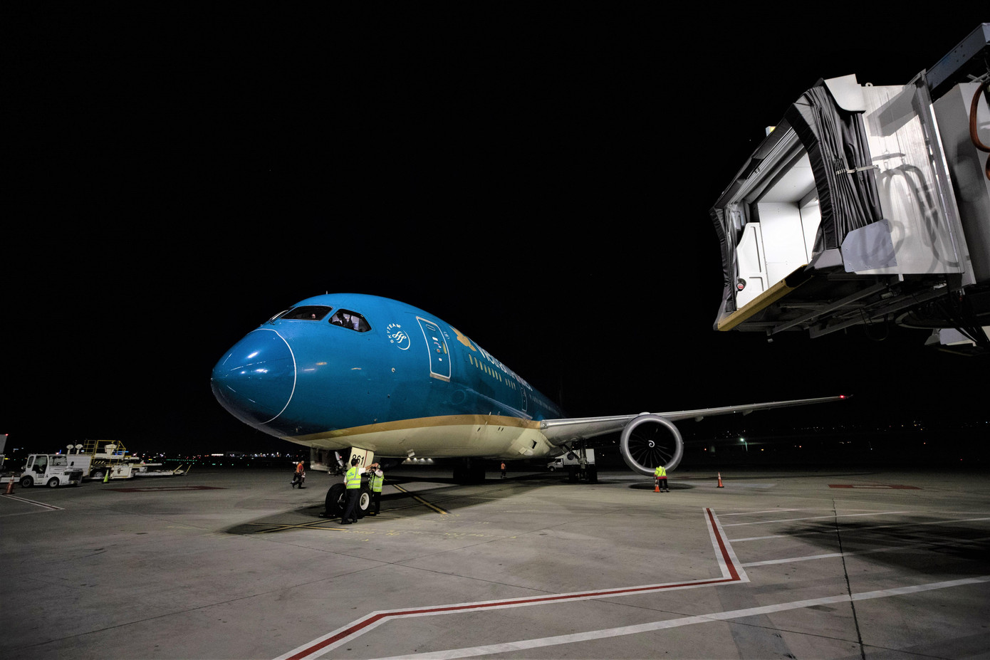 Máy bay Vietnam Airlines hạ cánh tại sân bay San Francisco tối 28/11 giờ địa phương Máy bay Vietnam Airlines hạ cánh tại sân bay San Francisco tối 28/11 giờ địa phương