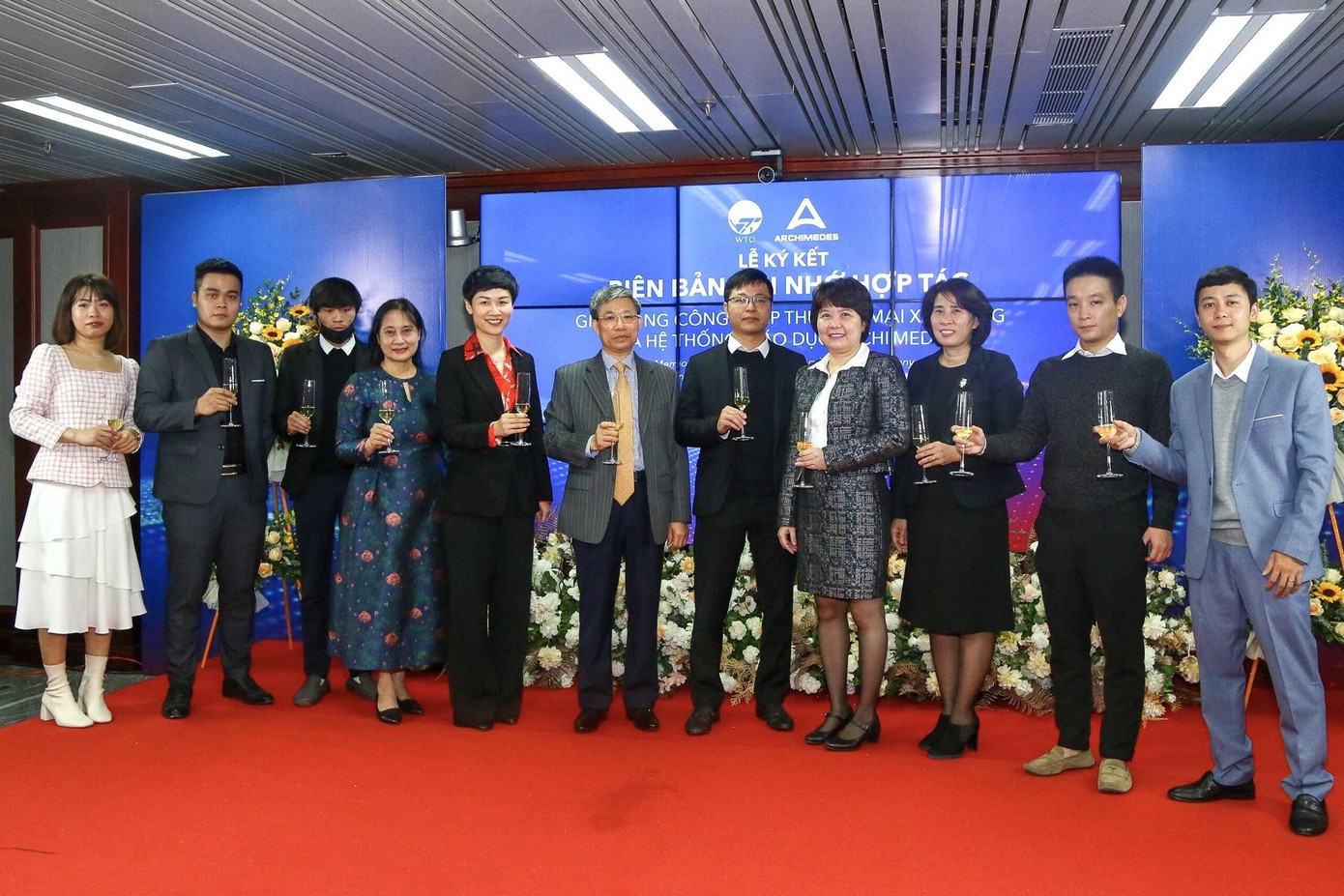 Hai đơn vị chụp ảnh lưu niệm sau khi buổi lễ kết thúc