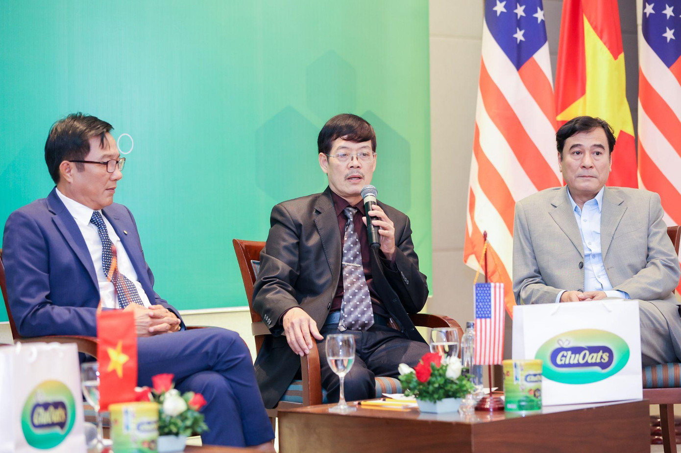 TS Nguyễn Chí Bình ( ở giữa) tại Lễ ra mắt sản phẩm mới Gluoats