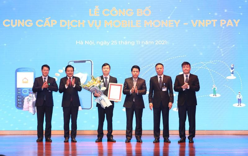 Đại diện Tập đoàn VNPT nhận Giấy phép chính thức cung cấp dịch vụ Mobile Money