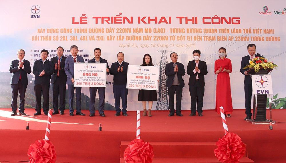 EVN trao tặng ủng hộ an sinh xã hội 400 triệu đồng cho huyện Kỳ Sơn và huyện Tương Dương EVN trao tặng ủng hộ an sinh xã hội 400 triệu đồng cho huyện Kỳ Sơn và huyện Tương Dương