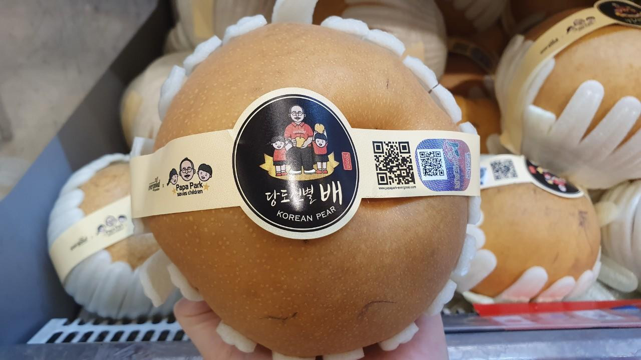 Lê Hàn Quốc chính hãng luôn có tem K-Pear hoặc tem Hologram để nhận biết Lê Hàn Quốc chính hãng luôn có tem K-Pear hoặc tem Hologram để nhận biết