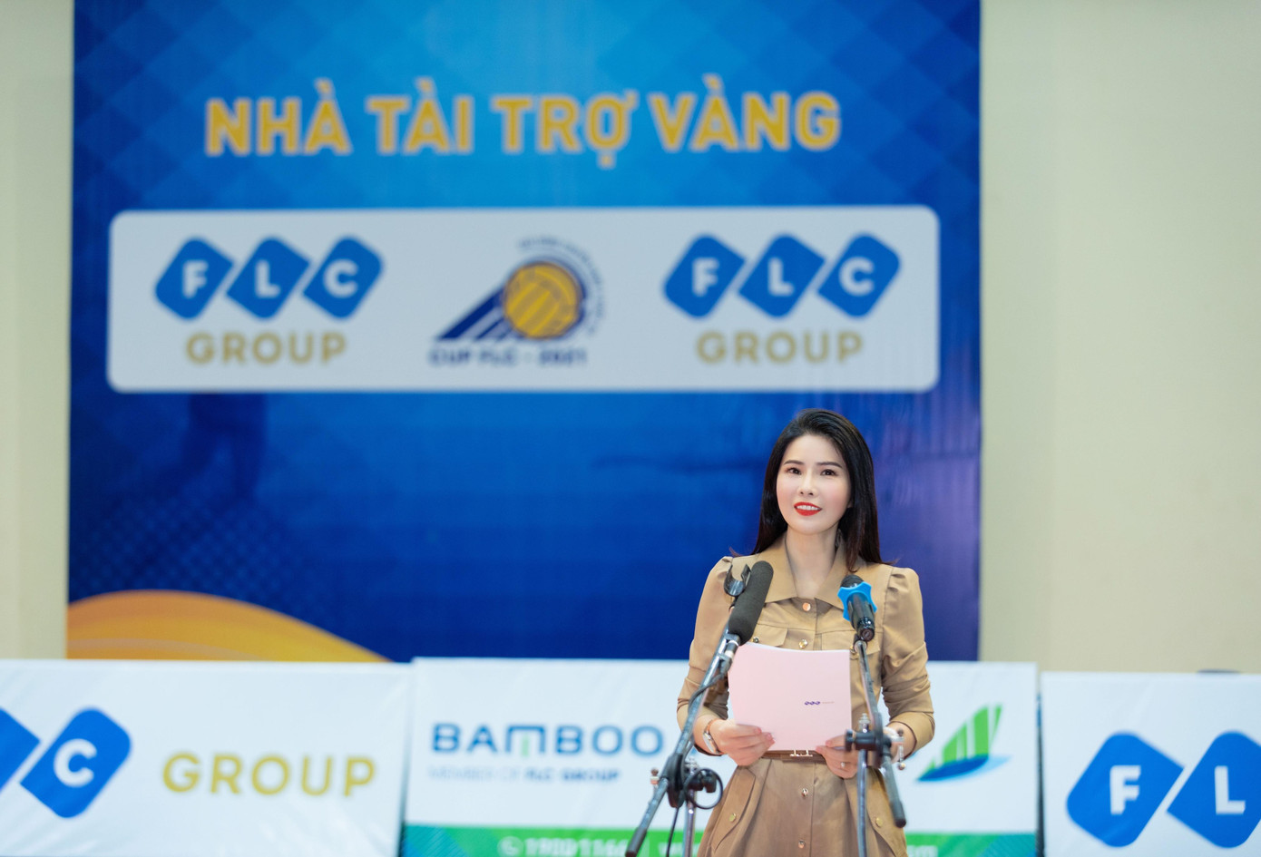 Bà Đặng Thị Lưu Vân – Phó Tổng Giám đốc Tập đoàn FLC – nhà Tài trợ Vàng của Giải bóng chuyền hạng A Quốc gia cúp FLC 2021 Bà Đặng Thị Lưu Vân – Phó Tổng Giám đốc Tập đoàn FLC – nhà Tài trợ Vàng của Giải bóng chuyền hạng A Quốc gia cúp FLC 2021