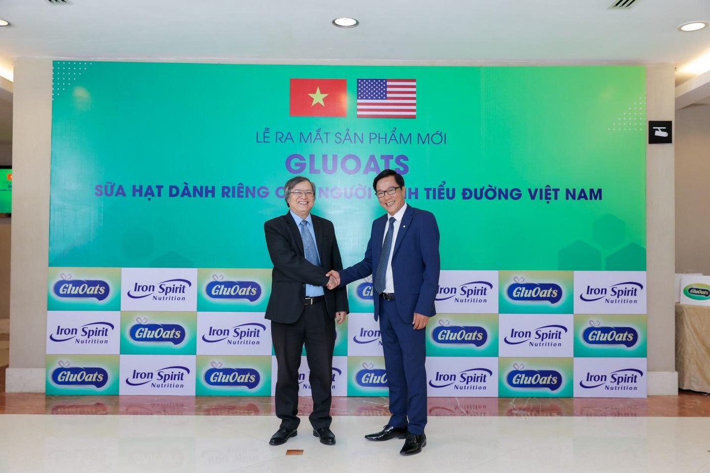 PGS.TS Trần Đình Toán và NSND Trọng Trinh tại Lễ ra mắt Gluoats