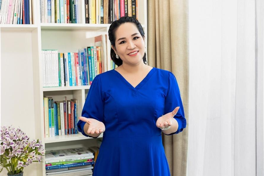 Tiến sĩ Tô Nhi A khuyên bố mẹ giúp trẻ “thiết lập chế độ sinh hoạt cân bằng cả về thể chất và tâm lý” để duy trì tinh thần tích cực trong dịch bệnh. Tiến sĩ Tô Nhi A khuyên bố mẹ giúp trẻ “thiết lập chế độ sinh hoạt cân bằng cả về thể chất và tâm lý” để duy trì tinh thần tích cực trong dịch bệnh.