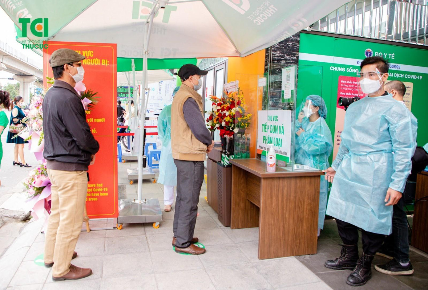 Khách hàng và bệnh nhân khi đến tham dự chương trình đều tuân thủ thực hiện công tác phòng dịch nghiêm ngặt Khách hàng và bệnh nhân khi đến tham dự chương trình đều tuân thủ thực hiện công tác phòng dịch nghiêm ngặt