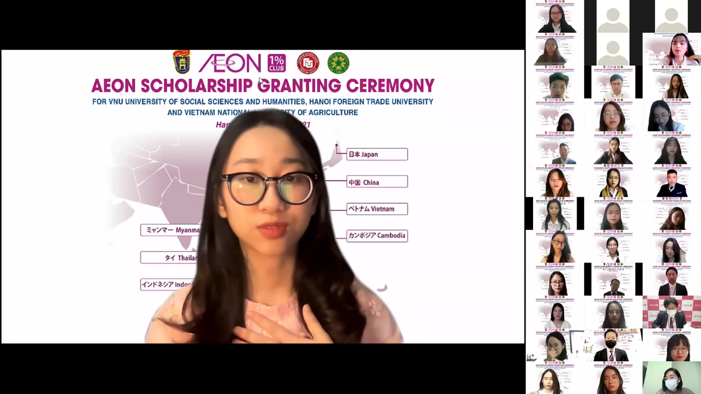 Đại diện sinh viên trình bày về “Ước mơ của tôi” bằng tiếng anh