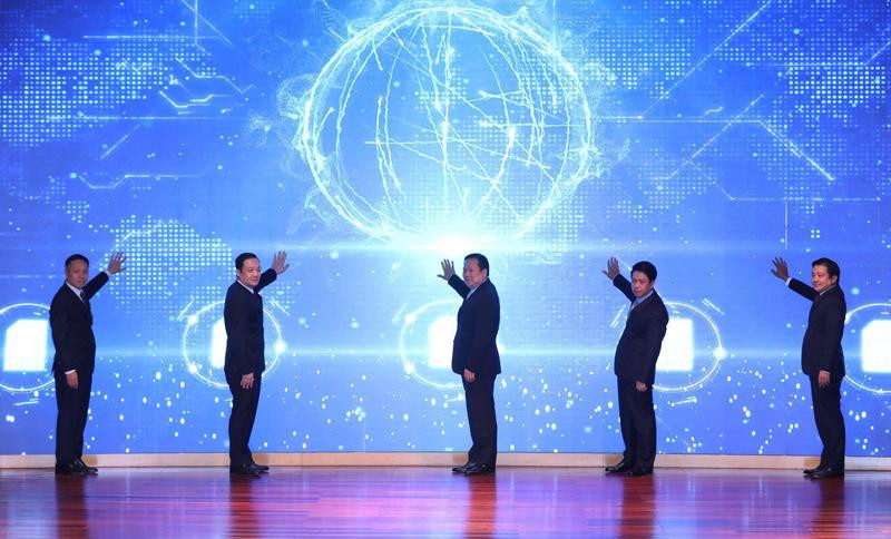 Chủ tịch Ủy ban Quản lý vốn nhà nước tại doanh nghiệp Nguyễn Hoàng Anh cùng lãnh đạo Bộ Thông tin và Truyền thông, Ngân hàng Nhà nước Việt Nam, VNPT cùng tham gia bấm nút khai trương cung cấp dịch vụ Mobile Money trên toàn quốc