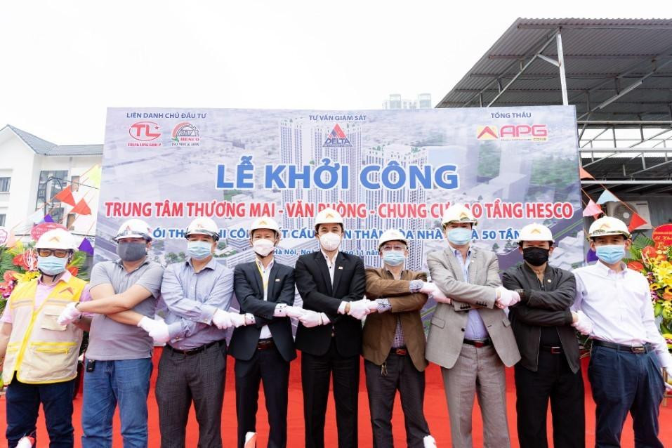 Đại diện ban lãnh đạo APGCons, đại diện liên danh chủ đầu tư tham dự lễ khởi công Hesco Văn Quán sáng 22/11 tại Hà Nội. Đại diện ban lãnh đạo APGCons, đại diện liên danh chủ đầu tư tham dự lễ khởi công Hesco Văn Quán sáng 22/11 tại Hà Nội.