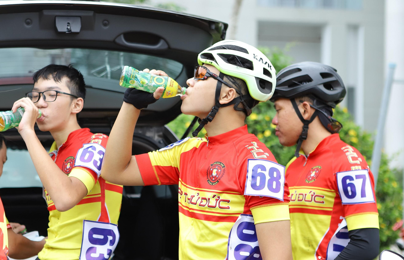 Sau chặng đua khá căng thẳng, các tay đua trẻ cùng nhau giải nhiệt bằng Trà Xanh Không Độ Sau chặng đua khá căng thẳng, các tay đua trẻ cùng nhau giải nhiệt bằng Trà Xanh Không Độ