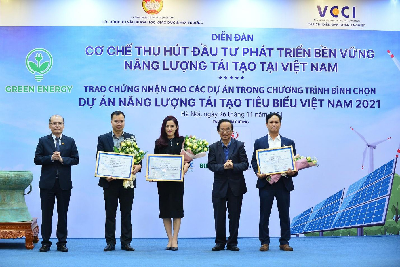 Ông Nguyễn Hải Vinh, Phó Tổng giám đốc Công ty CP Năng lượng Tái tạo BIM, nhận chứng nhận Dự án Năng lượng tái tạo tiêu biểu Việt Nam 2021 cho 2 nhà máy điện mặt trời BIM 2, BIM 3