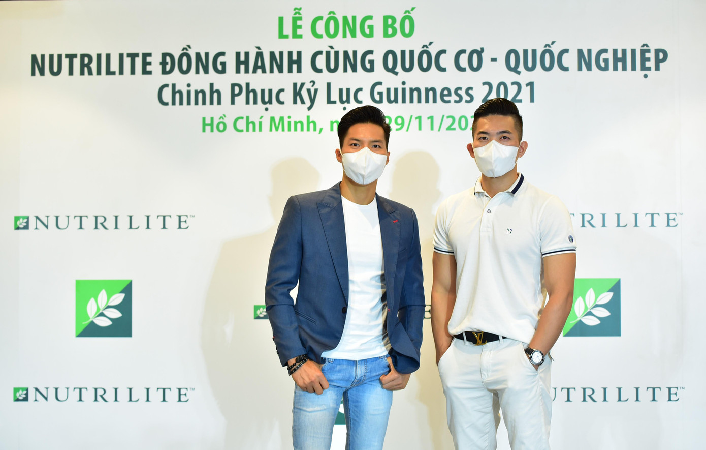 Đôi anh em nghệ sĩ Quốc Cơ (phải) và Quốc Nghiệp sẽ lên đường sang Tây Ban Nha vào tháng 12 để phá kỉ lục Guiness chồng đầu leo thang Đôi anh em nghệ sĩ Quốc Cơ (phải) và Quốc Nghiệp sẽ lên đường sang Tây Ban Nha vào tháng 12 để phá kỉ lục Guiness chồng đầu leo thang