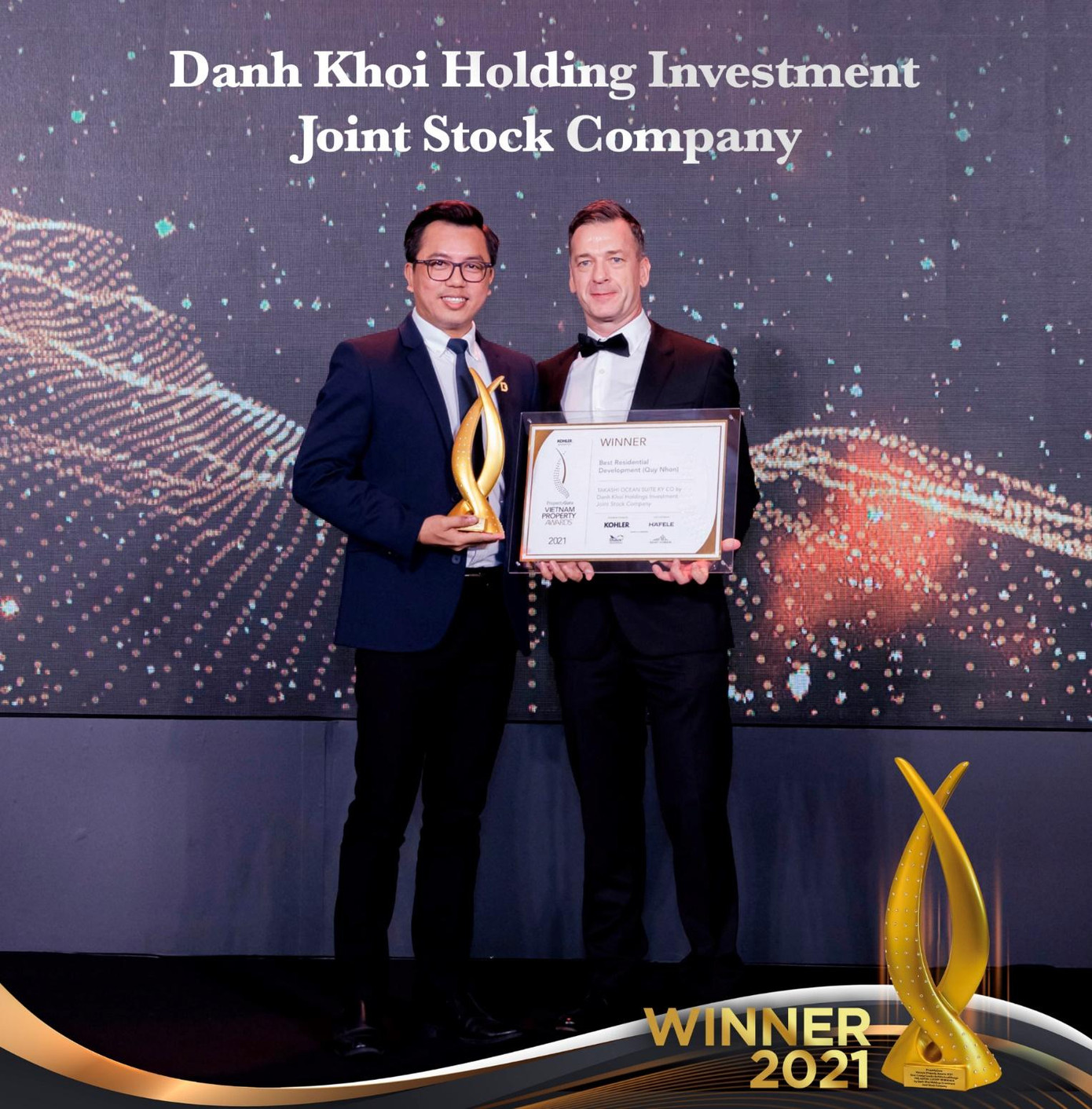 Đại diện Tập đoàn Danh Khôi nhận giải tại hạng mục “Best Coastal Condo Architectural Design”, PropertyGuru Vietnam Property Award 2021 dành cho dự án The Aston Luxury Residence