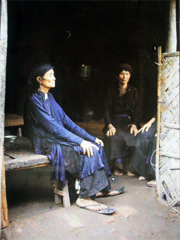  Quần áo và dép của một bà đồng có nét khác biệt rõ rệt với trang phục của các giai cấp tầng lớp trên