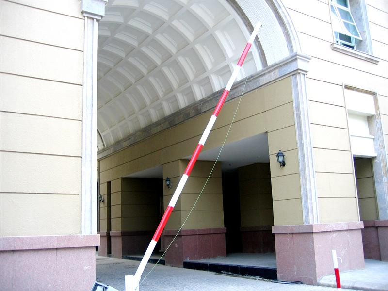 Chiếc barie này sẽ được dỡ bỏ theo cam kết của Bitexco Chiếc barie này sẽ được dỡ bỏ theo cam kết của Bitexco