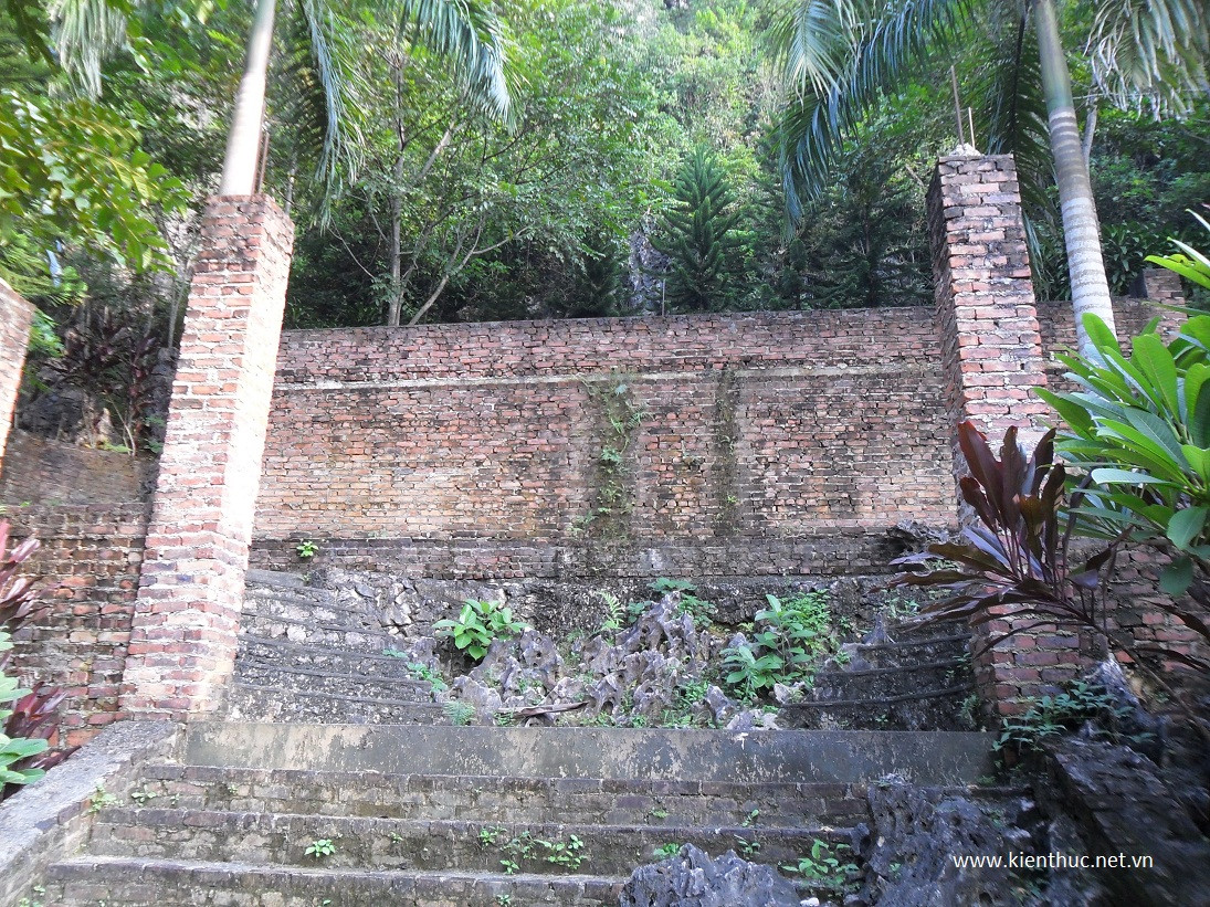 Khu lăng mộ nhìn từ dưới lên...