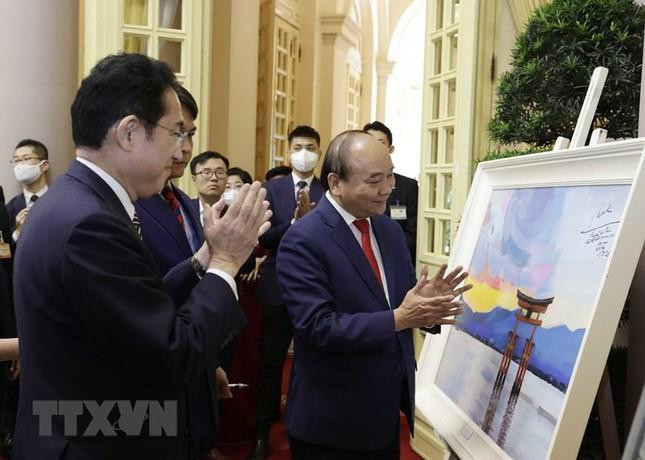 Ngày 1/5/2022 tại Hà Nội, Chủ tịch nước Nguyễn Xuân Phúc và Thủ tướng Nhật Bản Kishida Fumio xem tác phẩm hội họa của các họa sỹ Việt Nam về phong cảnh Nhật Bản. Ảnh: Thống Nhất/TTXVN. Ngày 1/5/2022 tại Hà Nội, Chủ tịch nước Nguyễn Xuân Phúc và Thủ tướng Nhật Bản Kishida Fumio xem tác phẩm hội họa của các họa sỹ Việt Nam về phong cảnh Nhật Bản. Ảnh: Thống Nhất/TTXVN.