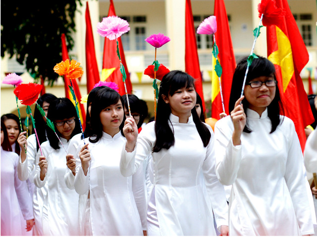 Nữ sinh duyên dáng trong màu áo dài trắng. Nữ sinh duyên dáng trong màu áo dài trắng
