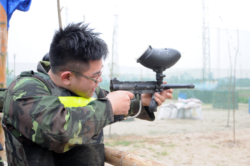 Một "thiện xạ" thử tài bắn mục tiêu. Ảnh: Tuấn Nguyễn. Một