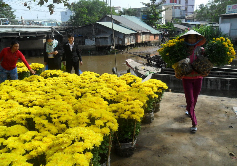 Mỗi cặp giỏ hoa ở chợ xã Thanh Hoà, có loại chỉ còn 10.000 đồng, dưới giá thành sản xuất